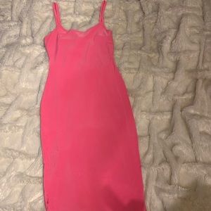 Hot pink dress perfect for dinner or a night out 💖